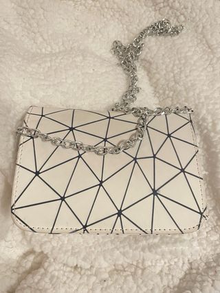 Bolso de mano geométrico blanco y plateado