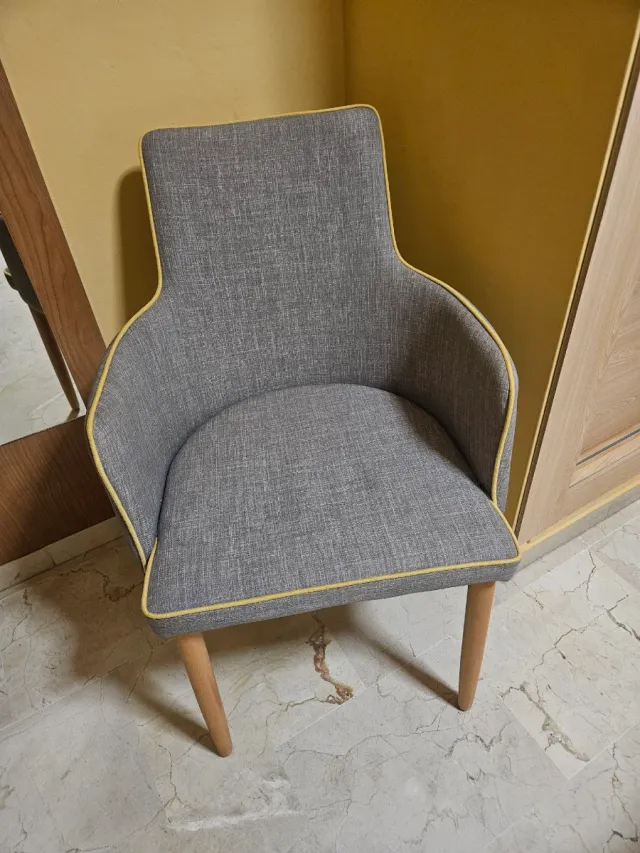 Sillón de diseño gris y amarillo
