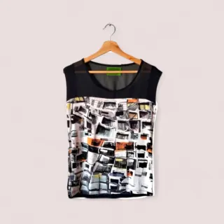 Camiseta manga corta con patron de ciudad