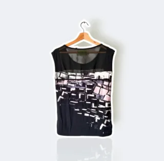 Camiseta manga corta con patron de ciudad