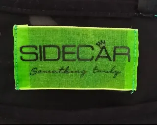 Camiseta manga corta con patron de ciudad