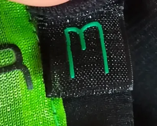 Camiseta manga corta con patron de ciudad