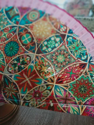 Abanico de madera y tela. Nuevo.