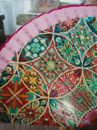 Abanico de madera y tela. Nuevo.