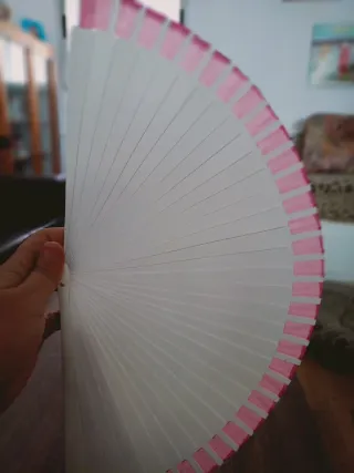 Abanico de madera y tela. Nuevo.