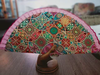 Abanico de madera y tela. Nuevo.