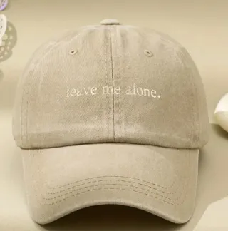 Berretto vintage con scritta "leave me alone."