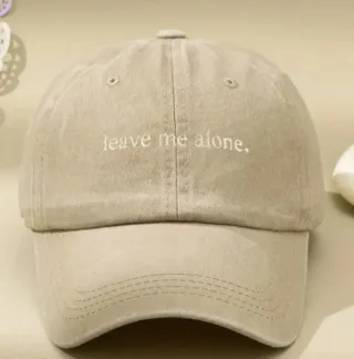 Berretto vintage con scritta "leave me alone."