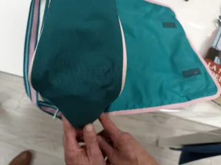 Bolsa bandolera marca CiMARRON rosa y verde azula