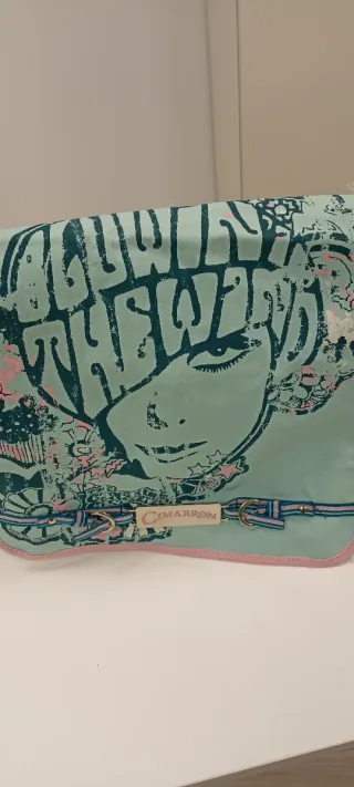 Bolsa bandolera marca CiMARRON rosa y verde azula