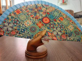 Abanico decorado con diseño geométrico