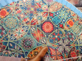 Abanico decorado con diseño geométrico