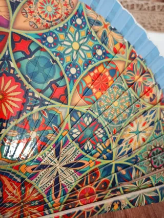 Abanico decorado con diseño geométrico