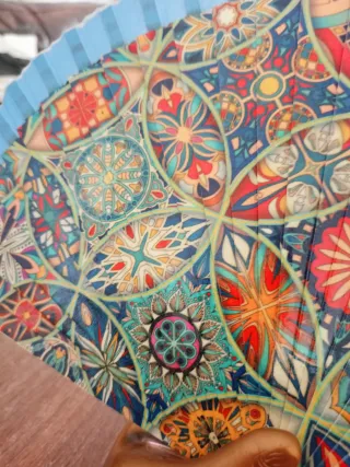 Abanico decorado con diseño geométrico