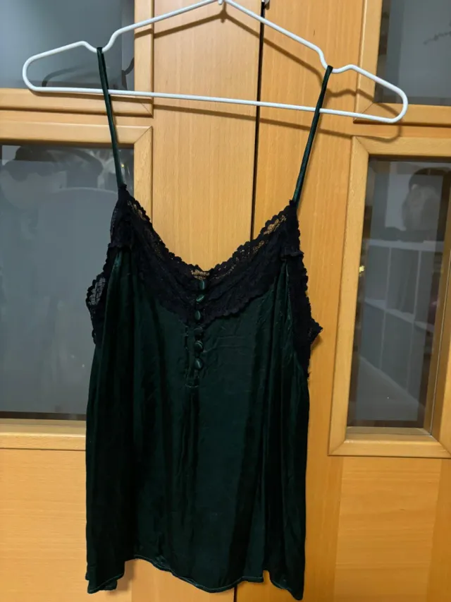 Top lencero verde con encaje negro