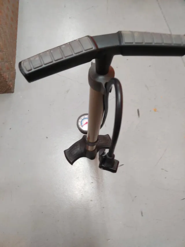 Bomba de aire para bicicleta con manómetro