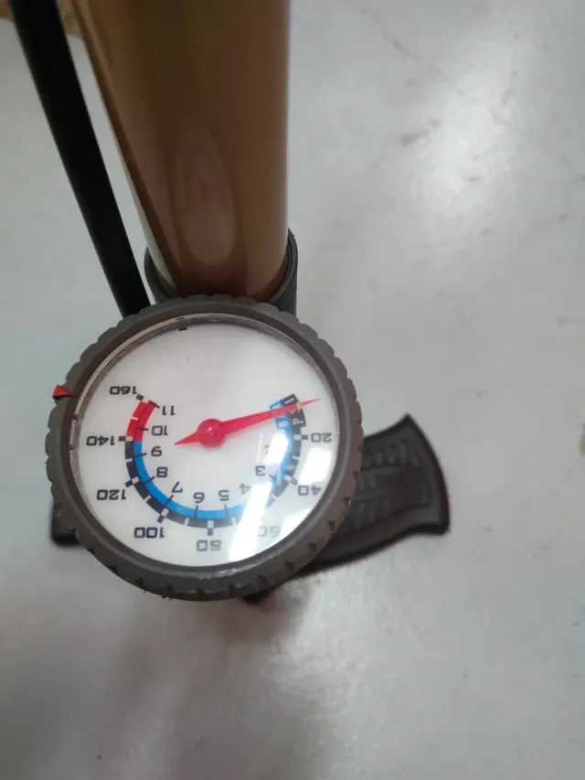 Bomba de aire para bicicleta con manómetro