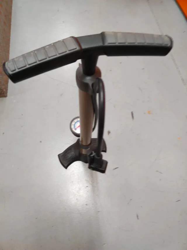Bomba de aire para bicicleta con manómetro