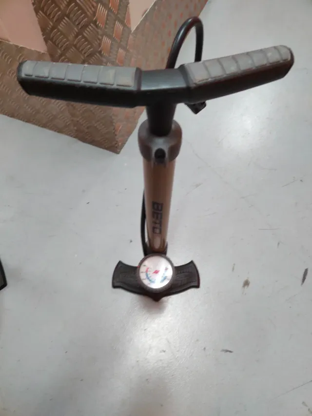 Bomba de aire para bicicleta con manómetro