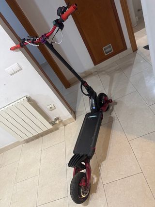 Patinete eléctrico rojo velocidad 80 por hora !