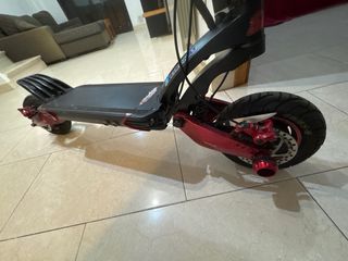 Patinete eléctrico rojo velocidad 80 por hora !