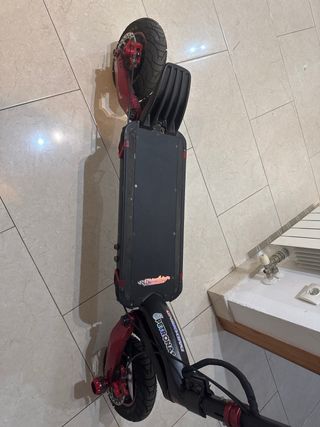 Patinete eléctrico rojo velocidad 80 por hora !