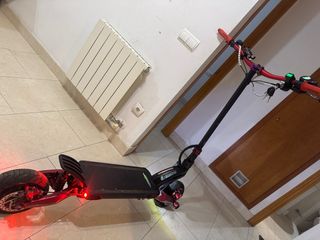 Patinete eléctrico rojo velocidad 80 por hora !