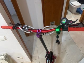 Patinete eléctrico rojo velocidad 80 por hora !