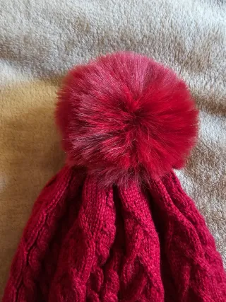 Gorro de lana rojo con pompón