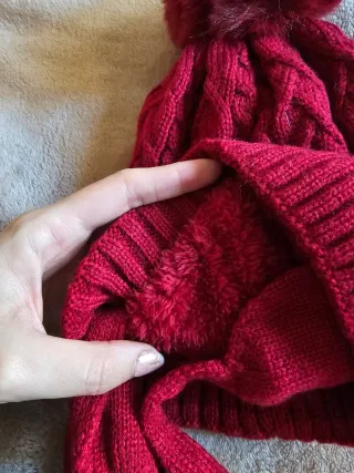 Gorro de lana rojo con pompón