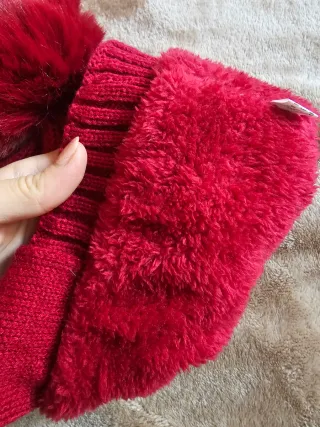 Gorro de lana rojo con pompón