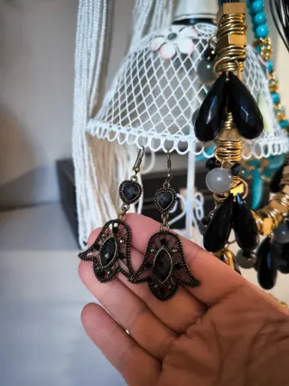 Conjunto soporte  con 3 collares y 2 pendientes