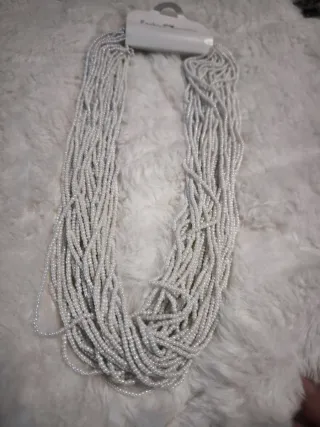 Conjunto soporte  con 3 collares y 2 pendientes