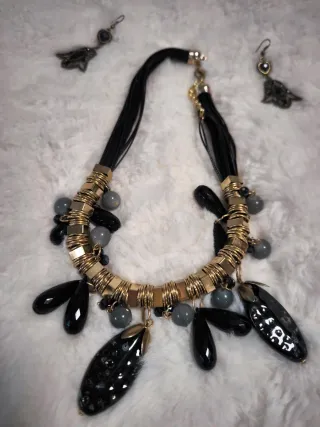 Conjunto soporte  con 3 collares y 2 pendientes