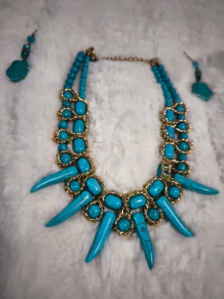 Conjunto soporte  con 3 collares y 2 pendientes