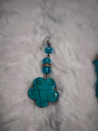 Conjunto soporte  con 3 collares y 2 pendientes