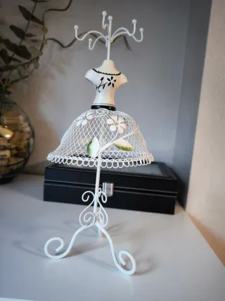 Conjunto soporte  con 3 collares y 2 pendientes