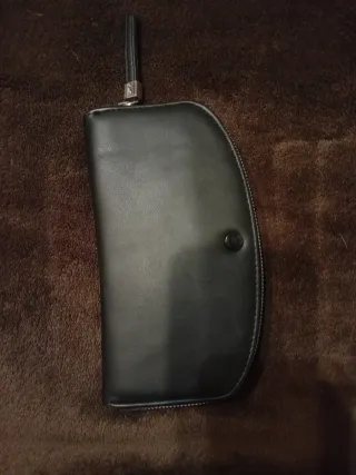 Portafoglio nero con zip e laccetto