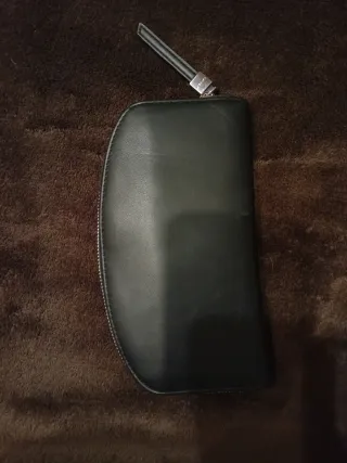 Portafoglio nero con zip e laccetto