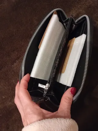 Portafoglio nero con zip e laccetto