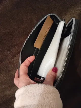 Portafoglio nero con zip e laccetto