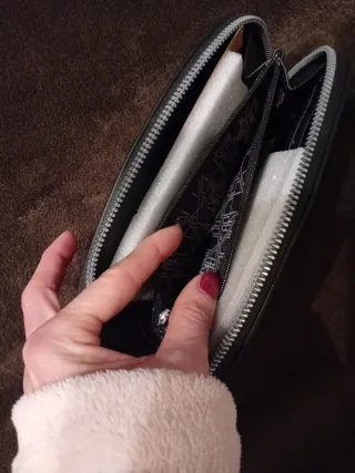 Portafoglio nero con zip e laccetto