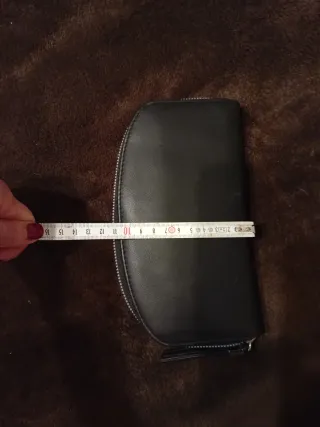 Portafoglio nero con zip e laccetto