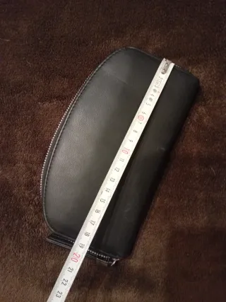 Portafoglio nero con zip e laccetto