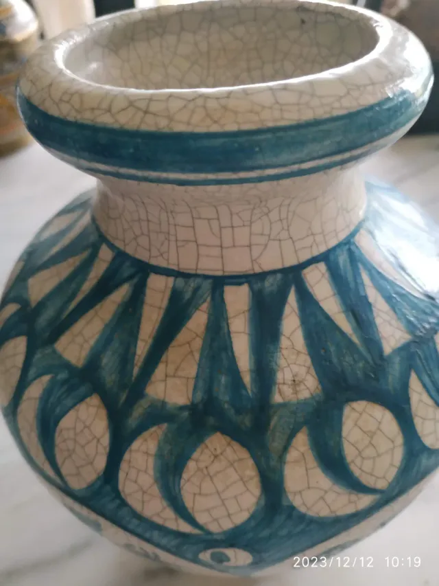 Jarrón de cerámica azul y blanco