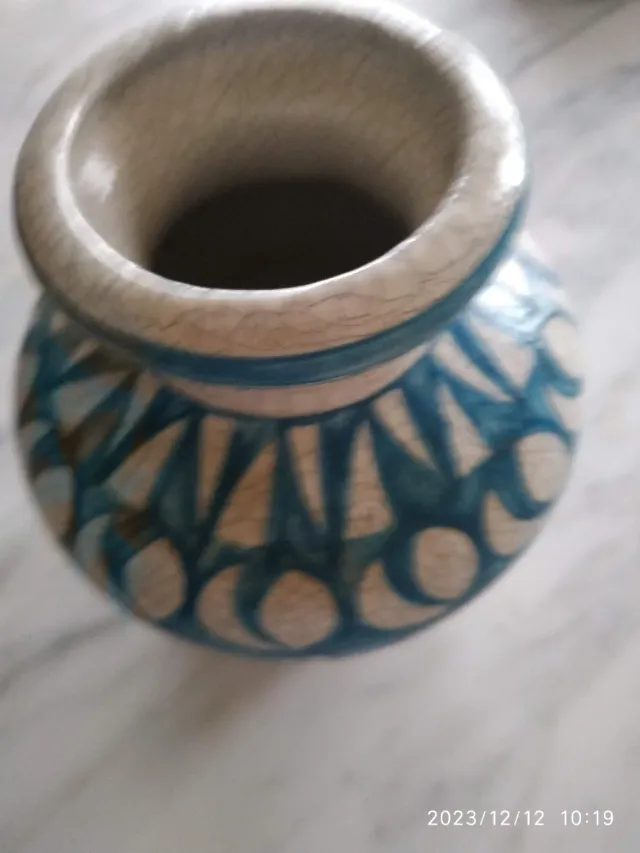 Jarrón de cerámica azul y blanco