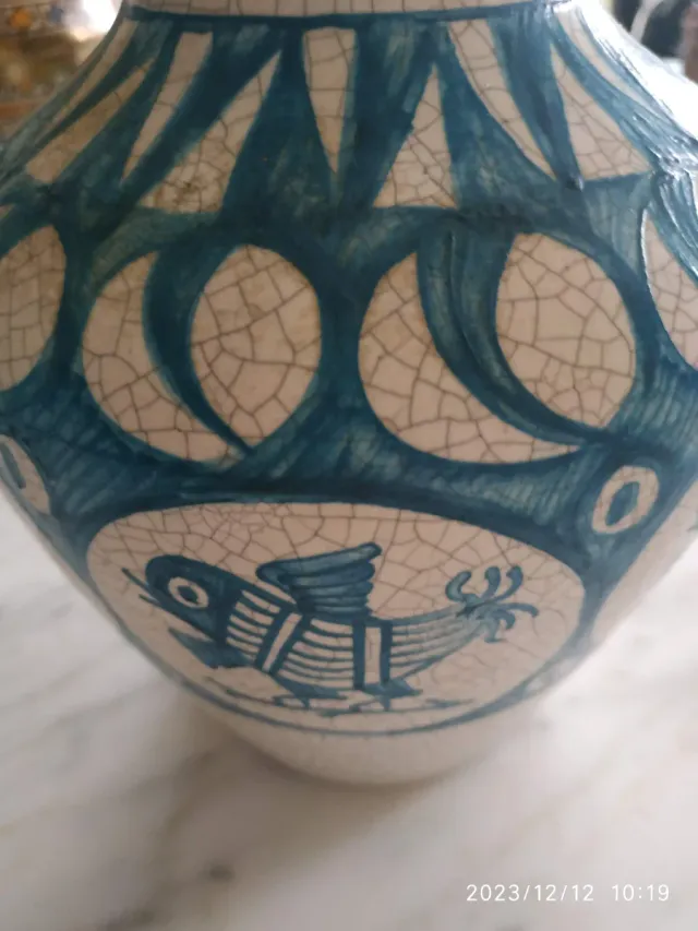 Jarrón de cerámica azul y blanco