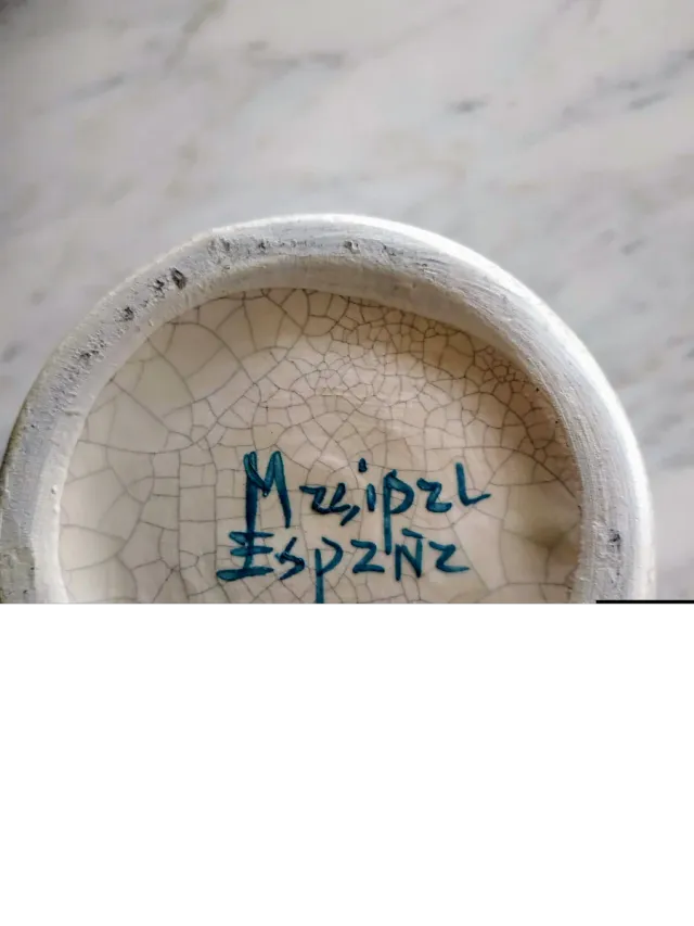 Jarrón de cerámica azul y blanco