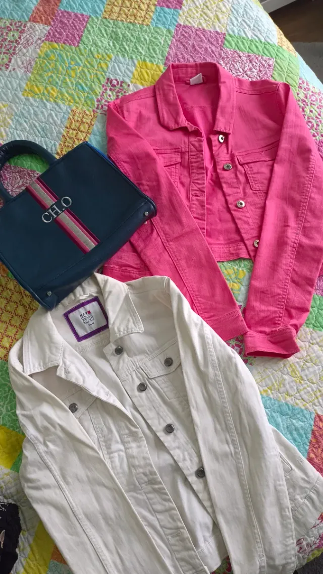 Chaqueta vaquera rosa  Chaqueta vaquera blanca