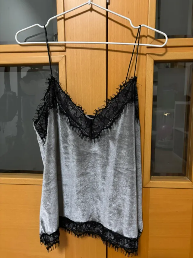 Top lencero gris con encaje